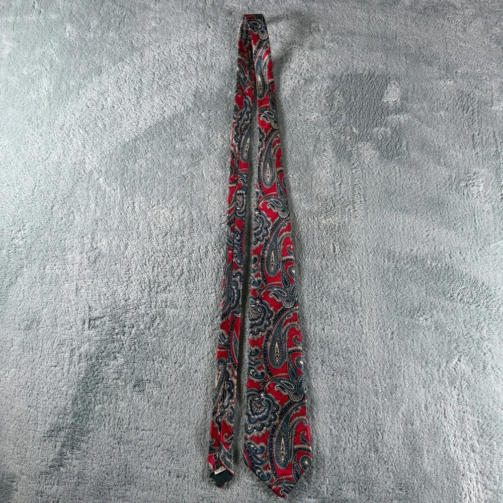 Halston III Mens Red Blue Paisley Italian Silk Necktie Made in USA Vintage Style